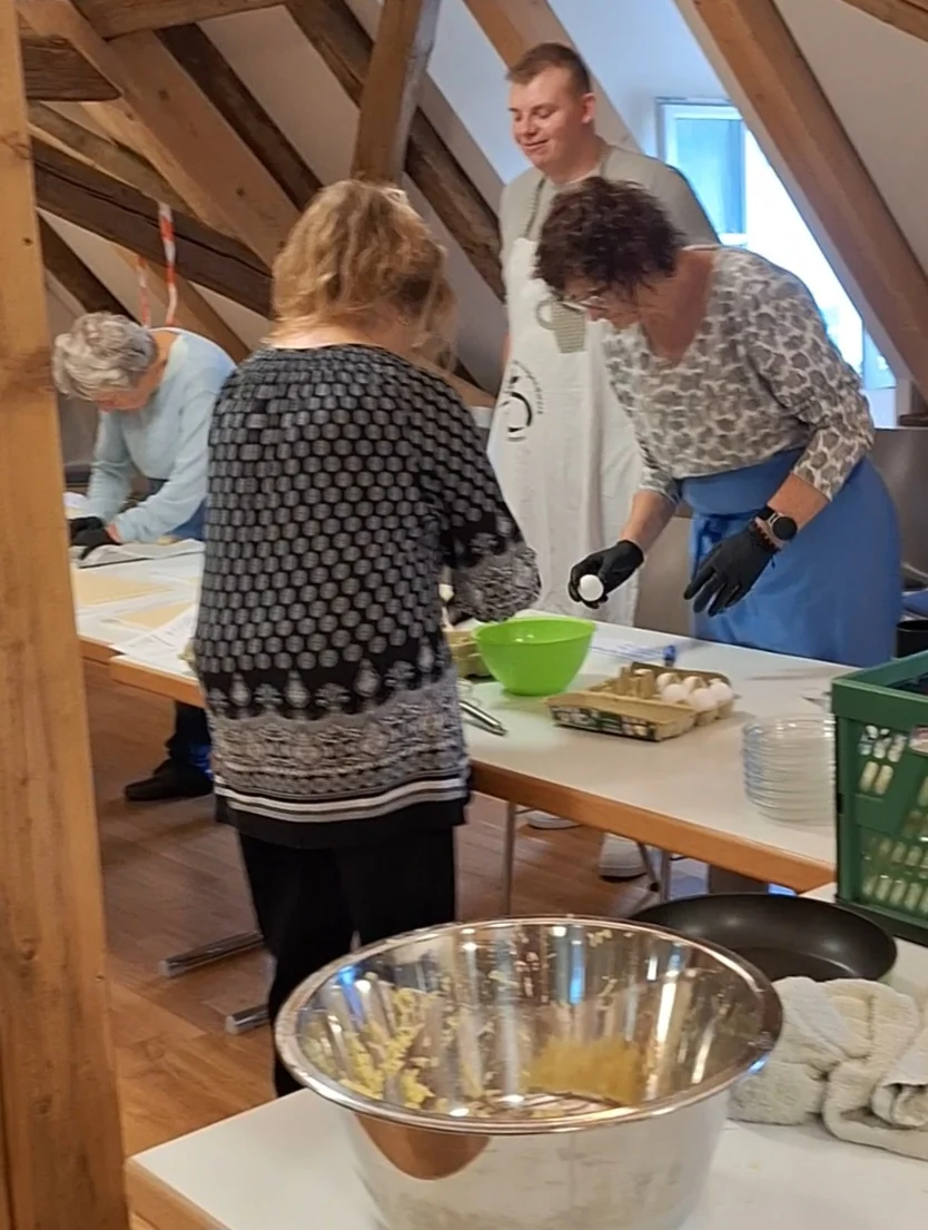 Helferinnen und Helfer beim gemeinsamen Backen im Gärtnerhaus